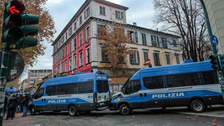 Askatasuna sgomberata, chiuse due scuole per precauzione. La rabbia delle famiglie: “Zero preavvisi”