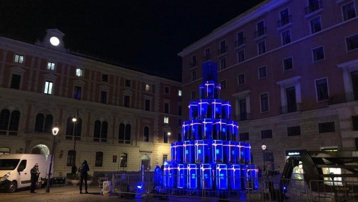 Roma, in piazza San Silvestro l'Albero dei Bauli degli operatori dello spettacolo