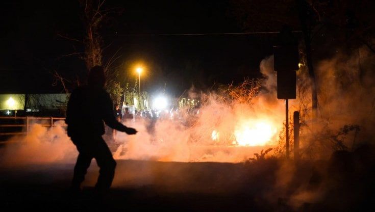 Valsusa, ancora polemiche sull'antagonista ferita. La questura: "Non l'abbiamo colpita noi". I No Tav: "Lacrimogeni ad altezza uomo, la prova in un video"