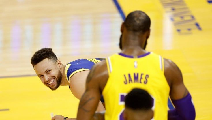 Basket, Nba: i Lakers travolgono Golden State, derby di New York ai Nets