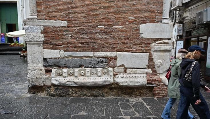 Napoli, restaurato il campanile della Pietrasanta: “Task force contro i graffiti sui monumenti”