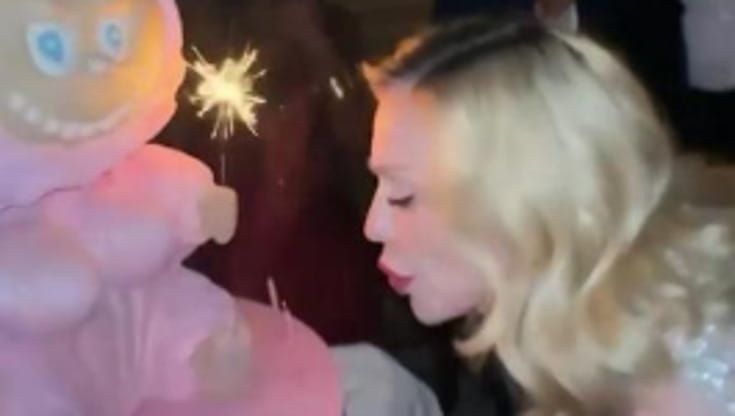 Madonna porta sui social la festa dei 67 anni in Toscana: candeline su una torta Labubu gigante