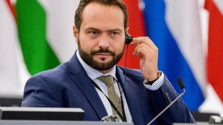 Fabio Massimo Castaldo dei 5S verso Forza Italia. Ma lui smentisce