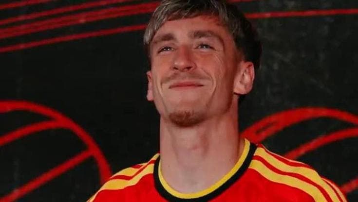 Mondiali, Saelemaekers prova a rimanere serio durante lo shooting, ma...