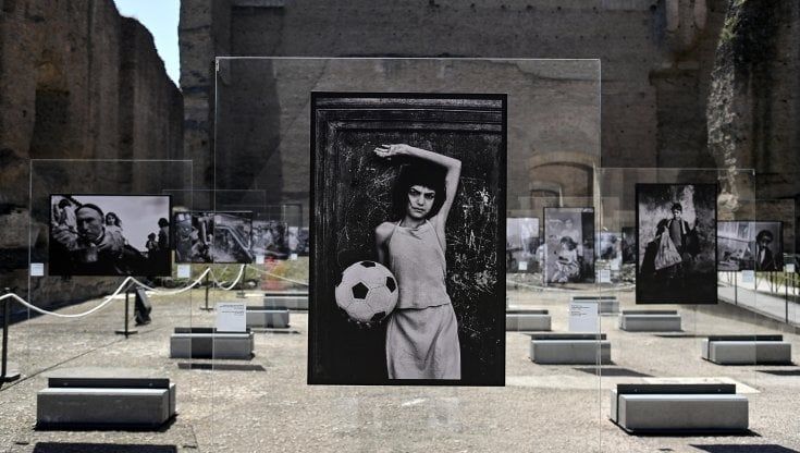 Letizia Battaglia: viaggi, vita e mafia nelle foto "senza fine" in mostra alle Terme di Caracalla