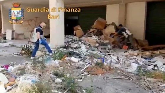 Cartelle cliniche e documenti sanitari dell'Asl di Bari abbandonati in una discarica abusiva a Polignano