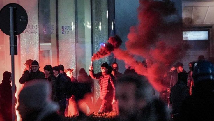 Anarchici, corteo per Cospito a Torino. 34 fermi e alcuni feriti, tra cui due agenti. Danneggiate auto e vetrine. La polizia lancia lacrimogeni