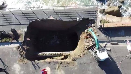 Forio, cede la strada: voragine sul lungomare