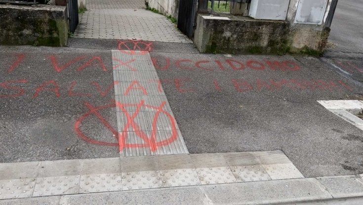 Scritte No Vax fuori dalla Scuola Barsanti a Firenze