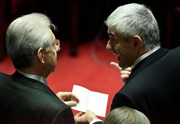 Monti: "Governo Letta inginocchiato al Pdl. Mauro e Casini verso Berlusconi"