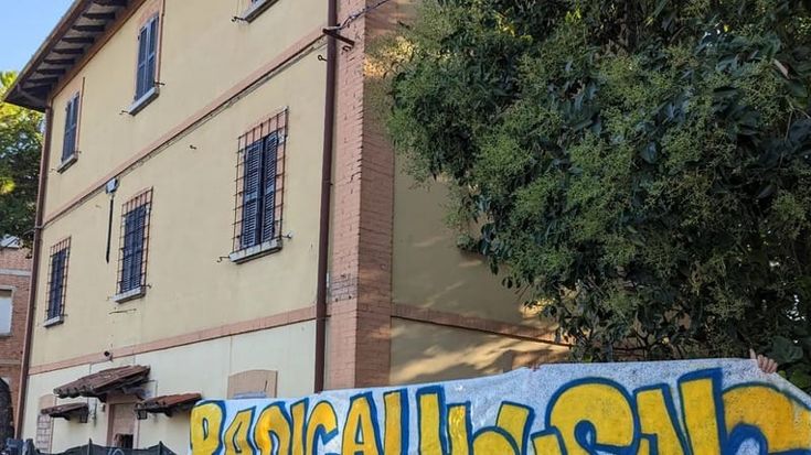 Bologna, gli occupanti di via Raimondi traslocano in uno stabile in Corticella: “Al via lavori per alloggi popolari, non li ostacoleremo”