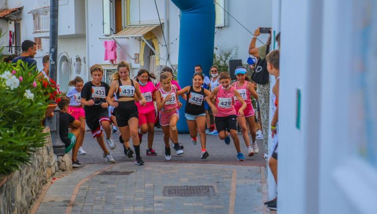 Tra i vicoli i bimbi vanno di corsa: i sorrisi delle "schegge" di Praiano