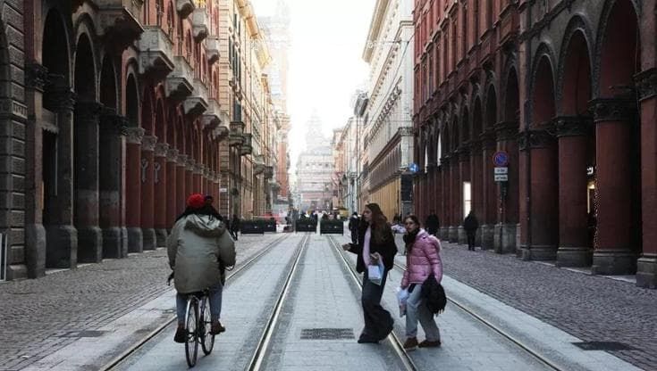 Via Indipendenza riapre oggi. Tram, a febbraio finiscono i lavori in centro