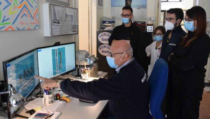 "Sveleremo i misteri delle vittime di Covid per aiutare la ricerca": a Bari una sala autopsie che sfida la burocrazia 