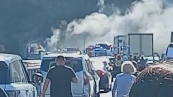 Veicolo in fiamme sull’autostrada: 4 chilometri di coda