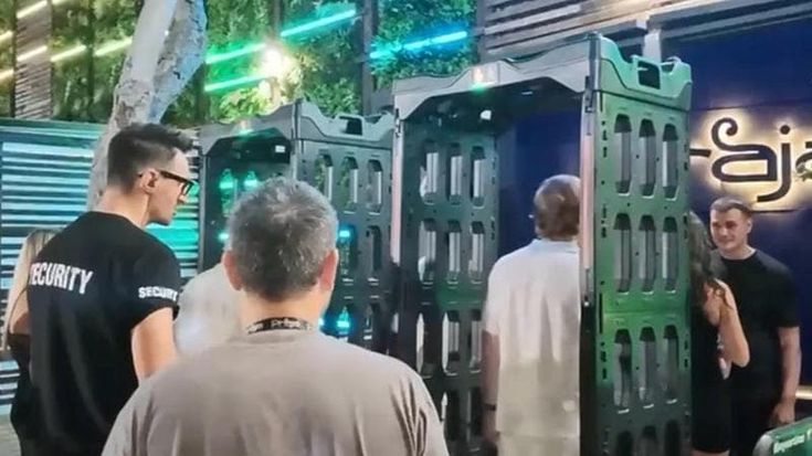 Gallipoli, metal detector all'entrata delle discoteche per bloccare le armi: "Si balla in sicurezza”