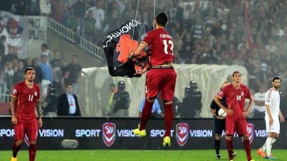 Serbia-Albania, scambi di accuse. Platini: "E se sotto il drone c'era una bomba?"