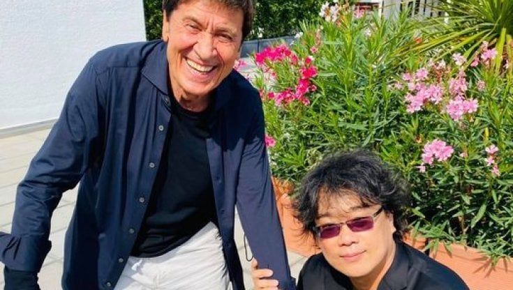 Venezia 78. Gianni Morandi incontra Bong Joon-ho: "Mi sono emozionato"