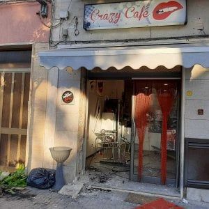 Brindisi, bomba danneggia un bar: il boato nella notte ha svegliato mezza città