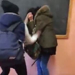 Vercelli, sputi e insulti a compagna disabile: "Ora i bulli assistano gli handicappati" 