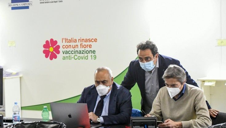 Napoli, finite le scorte di vaccini chiudono 4 hub rinviati anche i richiami: proteste