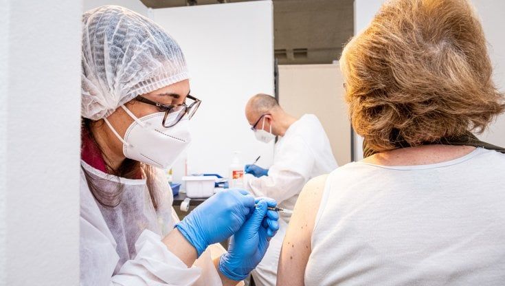 Vaccino per persone fragili e over60, varato il calendario: ecco le date per i pugliesi