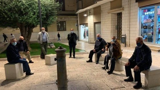 Covid, anziani a distanza di sicurezza sulle panchine a Gravina: il sindaco si ferma e gli fa i complimenti