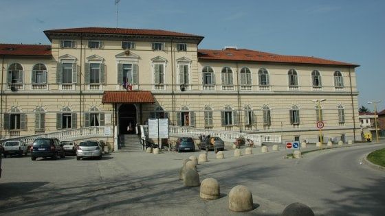 Chivasso, infermiera aggredita e molestata a fine turno nel cortile dell'ospedale 