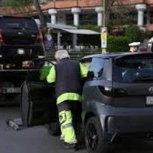 Roma, il pasticcio delle rimozioni: bando fermo a giugno. Blitz solo nei weekend 