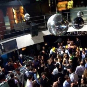 Torino, spray al peperoncino nella discoteca gremita, fuggi fuggi generale, ma nessun ferito