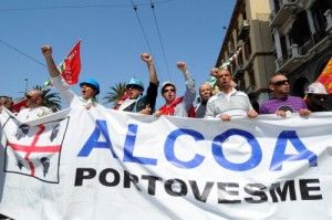Alcoa, operai in corteo, scontri con polizia<br />Bruciato tricolore e schede elettorali