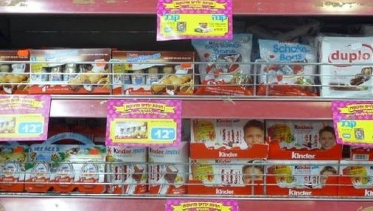 Rubano Kinder Bueno dal supermercato. Il pm: "Condannateli a tre mesi". Ma il giudice li assolve a Roma