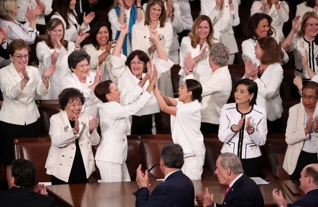 Usa, parlamentari dem vestite di bianco allo stato dell'Unione a sostegno dei diritti delle donne