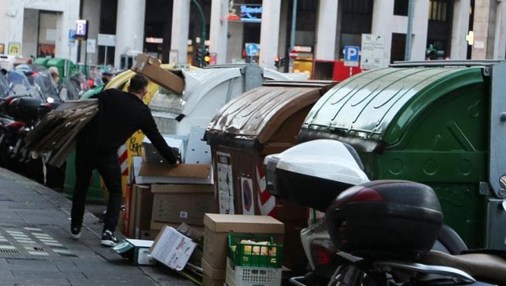 Caccia a chi abbandona rifiuti ingombranti, 400 sanzioni a Genova, un aumento del 270%
