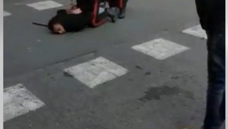 Cerca di uccidere un uomo il ragazzo ripreso dal video dei carabinieri per aver assaltato la loro auto 