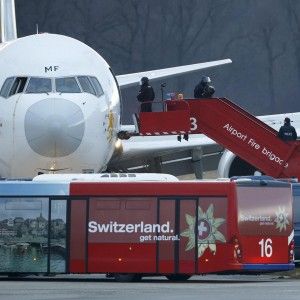 Volo dirottato, atterrati a Fiumicino i passeggeri: 'Tanta paura ma siamo salvi'