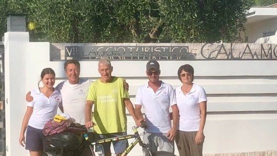 A 81 anni gira il mondo in bicicletta: l'impresa di Janus fa tappa sul Gargano