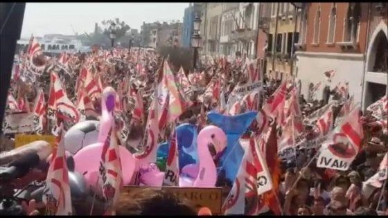Venezia, il corteo contro le Grandi navi anche in piazza San Marco