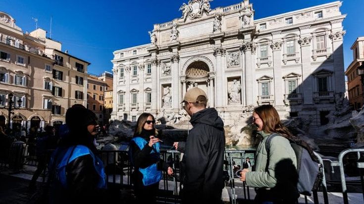 A Fontana di Trevi debutta il biglietto: “La bellezza va pagata”