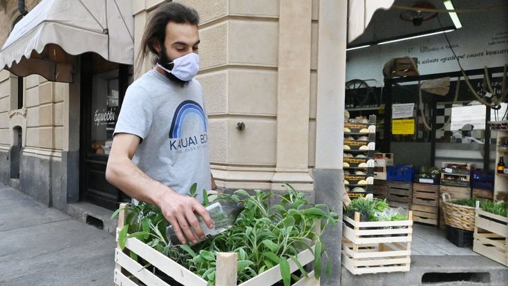 La Fase 2 di San Donato, così le consegne a domicilio hanno cambiato il volto del quartiere popolare