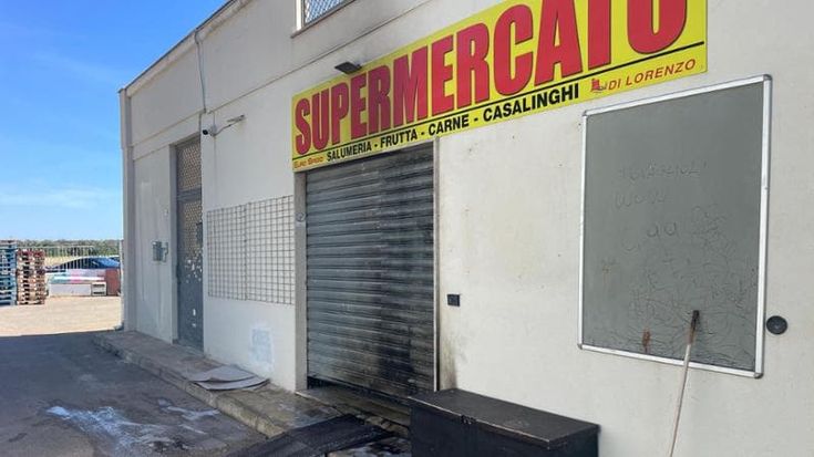 Salento, quarto attentato incendiario a un imprenditore: rogo a un supermercato a Sant’Isidoro