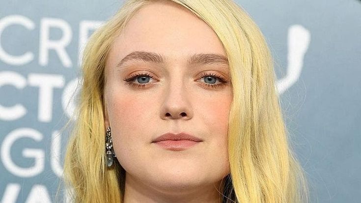 Dakota Fanning: “Tom Cruise a ogni compleanno mi regala un paio di scarpe”
