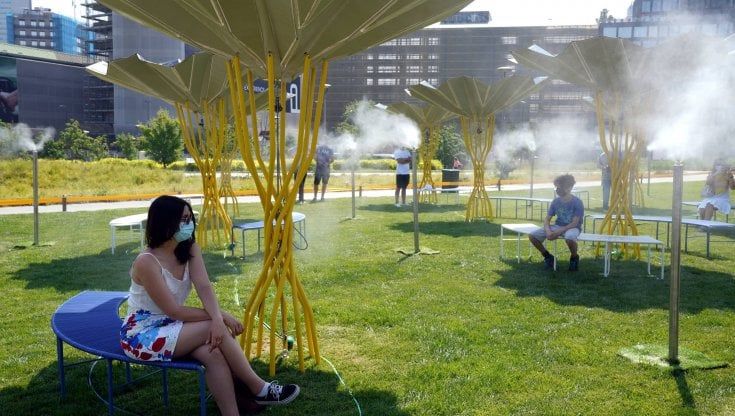 Primo weekend con clima estivo a Milano: sdraio, ombrelloni e sullo sfondo il Bosco verticale