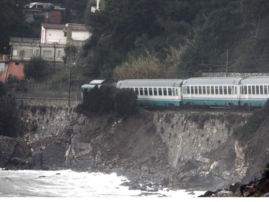 Frana sul Ventimiglia-Milano<br />due feriti, ferrovia interrotta