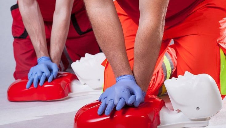 I medici del Maggiore insegnano le manovre salva vita ai bambini per i bambini