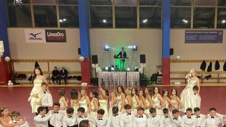 Maturità, in abito bianco o cantando Bella Ciao: il lungo addio degli studenti al liceo
