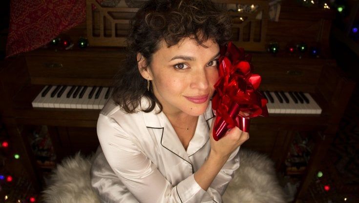 Il Santa Claus jazz di Norah Jones: "Un album di Natale per portare un po' di gioia nelle nostre vite" 