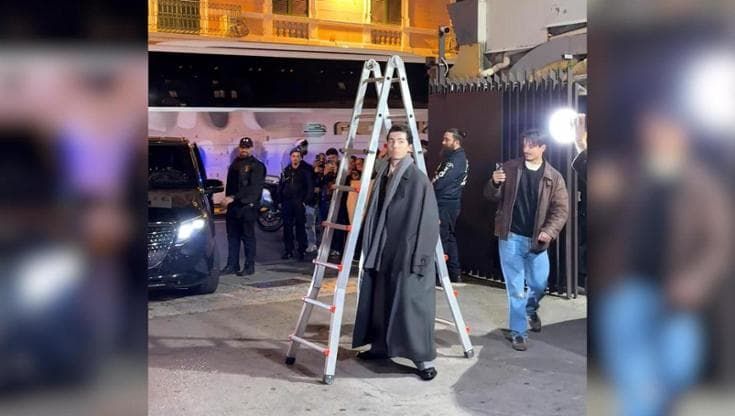 Sanremo, Fulminacci sfida la "Stupida sfortuna" e passa sotto la scala prima di entrare all'Ariston