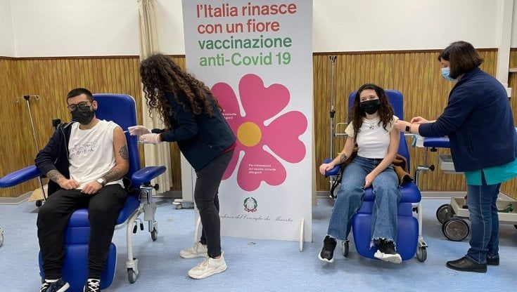 "Stanchi di avere paura: insieme per la prima dose"