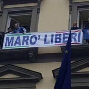 "Marò liberi": il sindaco toglie lo striscione, è lite 